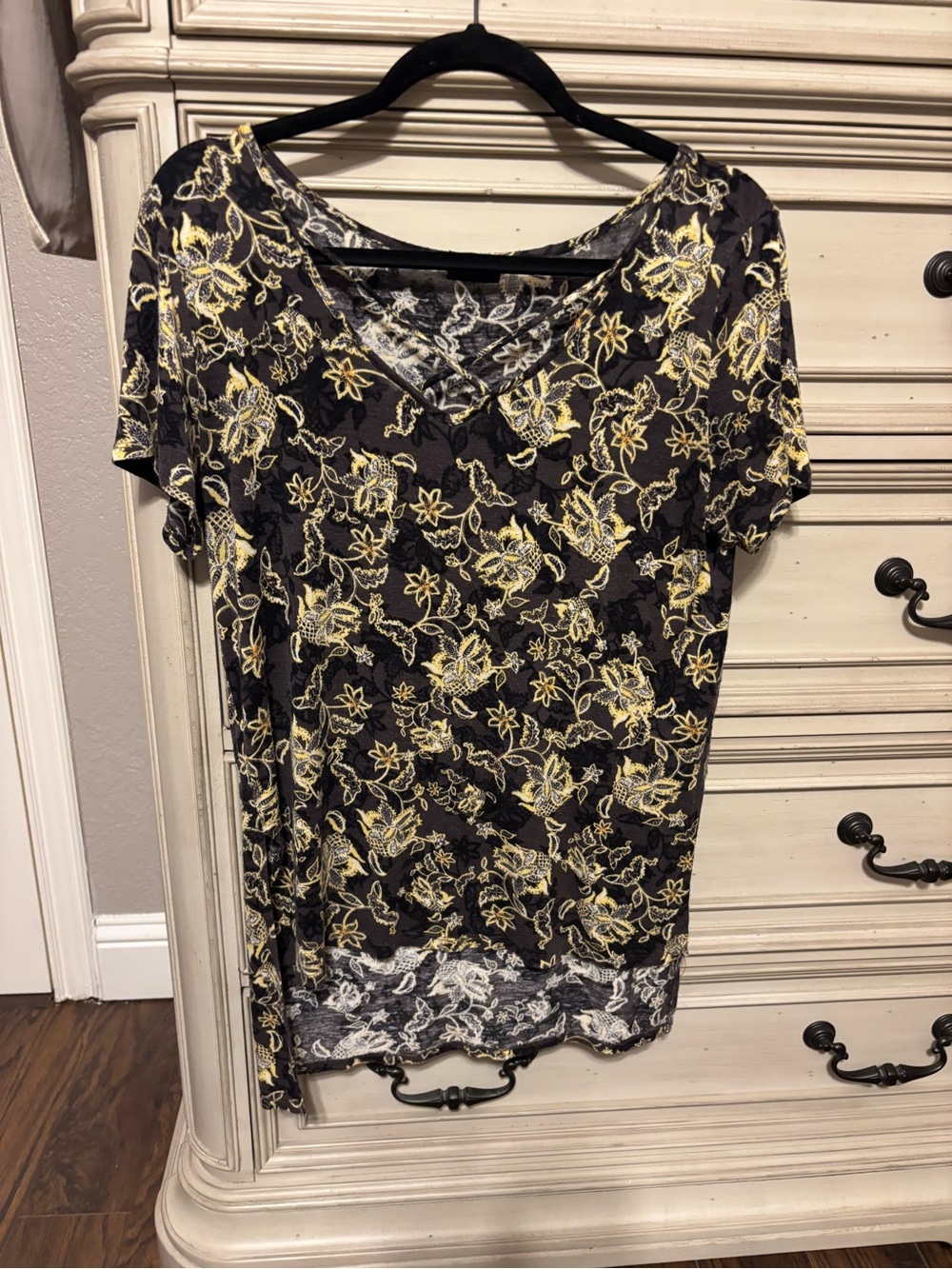 V-Neck Short Sleeve Floral Blouse - Black with Yellow Print